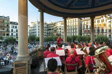 El ciclo 'Tocando al viento' trajo el viernes 12 de agosto la actuación de Alai Taldea de Garínoain, que amenizó la tarde al numeroso público presente con una sesión en la que combinó diferentes estilos musicales, como pasodobles, versiones de rock o bandas sonoras de películas.