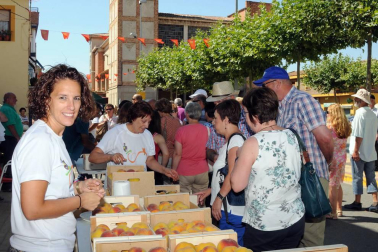 El lunes 15 de agosto, Sartaguda celebró una nueva edición de su Feria del Melocotón, cuyo pregón inicial corrió a cargo de Juanma Intxaurrandieta, gerente de INTIA. Tras la apertura oficial, los visitantes pudieron disfrutar de la exposición y venta de esta fruta, con degustación de vino con melocotón, feria de artesanía, hinchables, concurso de postres, sorteo de productos y tren turístico. Tras la comida popular, la jornada se cerró con un festival de pelota a cargo de Asegarce.
