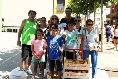 El lunes 15 de agosto, Sartaguda celebró una nueva edición de su Feria del Melocotón, cuyo pregón inicial corrió a cargo de Juanma Intxaurrandieta, gerente de INTIA. Tras la apertura oficial, los visitantes pudieron disfrutar de la exposición y venta de esta fruta, con degustación de vino con melocotón, feria de artesanía, hinchables, concurso de postres, sorteo de productos y tren turístico. Tras la comida popular, la jornada se cerró con un festival de pelota a cargo de Asegarce.