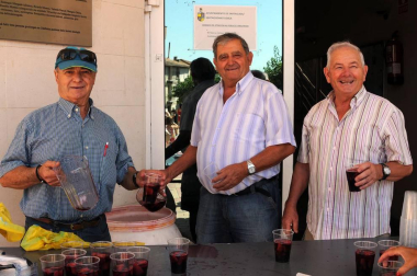 El lunes 15 de agosto, Sartaguda celebró una nueva edición de su Feria del Melocotón, cuyo pregón inicial corrió a cargo de Juanma Intxaurrandieta, gerente de INTIA. Tras la apertura oficial, los visitantes pudieron disfrutar de la exposición y venta de esta fruta, con degustación de vino con melocotón, feria de artesanía, hinchables, concurso de postres, sorteo de productos y tren turístico. Tras la comida popular, la jornada se cerró con un festival de pelota a cargo de Asegarce.