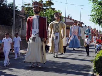 Carcastillo dio inicio a sus fiestas de agosto el sábado 6 y, justo una semana después, celebró el Día de Gigantes con una concentración a la que acudieron las comparsas de Sangüesa, Olite, Cáseda, Irún y Beriáin, además de la local. ¡Click! se acercó a esta celebración, que hizo las delicias de pequeños y mayores.