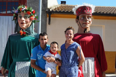 Carcastillo dio inicio a sus fiestas de agosto el sábado 6 y, justo una semana después, celebró el Día de Gigantes con una concentración a la que acudieron las comparsas de Sangüesa, Olite, Cáseda, Irún y Beriáin, además de la local. ¡Click! se acercó a esta celebración, que hizo las delicias de pequeños y mayores.