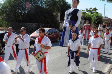 Carcastillo dio inicio a sus fiestas de agosto el sábado 6 y, justo una semana después, celebró el Día de Gigantes con una concentración a la que acudieron las comparsas de Sangüesa, Olite, Cáseda, Irún y Beriáin, además de la local. ¡Click! se acercó a esta celebración, que hizo las delicias de pequeños y mayores.