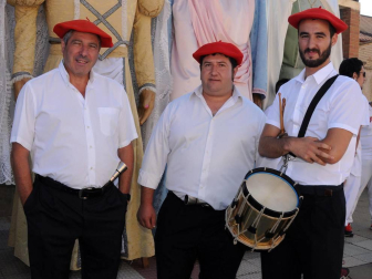 Carcastillo dio inicio a sus fiestas de agosto el sábado 6 y, justo una semana después, celebró el Día de Gigantes con una concentración a la que acudieron las comparsas de Sangüesa, Olite, Cáseda, Irún y Beriáin, además de la local. ¡Click! se acercó a esta celebración, que hizo las delicias de pequeños y mayores.