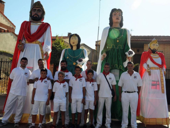 Carcastillo dio inicio a sus fiestas de agosto el sábado 6 y, justo una semana después, celebró el Día de Gigantes con una concentración a la que acudieron las comparsas de Sangüesa, Olite, Cáseda, Irún y Beriáin, además de la local. ¡Click! se acercó a esta celebración, que hizo las delicias de pequeños y mayores.