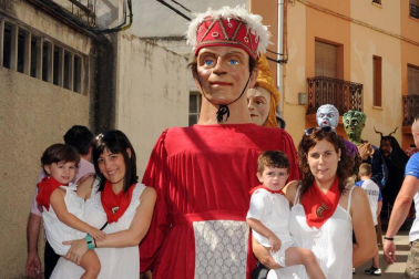 Carcastillo dio inicio a sus fiestas de agosto el sábado 6 y, justo una semana después, celebró el Día de Gigantes con una concentración a la que acudieron las comparsas de Sangüesa, Olite, Cáseda, Irún y Beriáin, además de la local. ¡Click! se acercó a esta celebración, que hizo las delicias de pequeños y mayores.