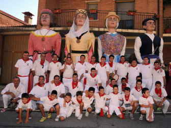 Carcastillo dio inicio a sus fiestas de agosto el sábado 6 y, justo una semana después, celebró el Día de Gigantes con una concentración a la que acudieron las comparsas de Sangüesa, Olite, Cáseda, Irún y Beriáin, además de la local. ¡Click! se acercó a esta celebración, que hizo las delicias de pequeños y mayores.