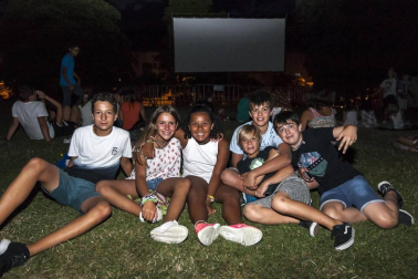 El Ayuntamiento de Villava ha organizado un ciclo de cine al aire libre para las noches de verano. La plaza de la Paz es el lugar escogido para el desarrollo de esta actividad, que se celebra los domingos a partir de las diez de la noche. Las próximas citas para los aficionados al séptimo arte serán con las películas: 'A cambio de nada' (21 de agosto) y 'Nire bizitzaren hondakinak' (28 de agosto).