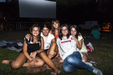 El Ayuntamiento de Villava ha organizado un ciclo de cine al aire libre para las noches de verano. La plaza de la Paz es el lugar escogido para el desarrollo de esta actividad, que se celebra los domingos a partir de las diez de la noche. Las próximas citas para los aficionados al séptimo arte serán con las películas: 'A cambio de nada' (21 de agosto) y 'Nire bizitzaren hondakinak' (28 de agosto).