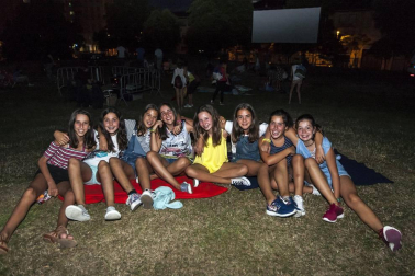 El Ayuntamiento de Villava ha organizado un ciclo de cine al aire libre para las noches de verano. La plaza de la Paz es el lugar escogido para el desarrollo de esta actividad, que se celebra los domingos a partir de las diez de la noche. Las próximas citas para los aficionados al séptimo arte serán con las películas: 'A cambio de nada' (21 de agosto) y 'Nire bizitzaren hondakinak' (28 de agosto).