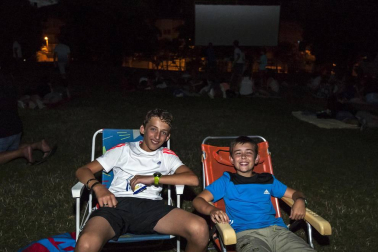 El Ayuntamiento de Villava ha organizado un ciclo de cine al aire libre para las noches de verano. La plaza de la Paz es el lugar escogido para el desarrollo de esta actividad, que se celebra los domingos a partir de las diez de la noche. Las próximas citas para los aficionados al séptimo arte serán con las películas: 'A cambio de nada' (21 de agosto) y 'Nire bizitzaren hondakinak' (28 de agosto).