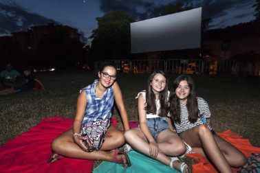 El Ayuntamiento de Villava ha organizado un ciclo de cine al aire libre para las noches de verano. La plaza de la Paz es el lugar escogido para el desarrollo de esta actividad, que se celebra los domingos a partir de las diez de la noche. Las próximas citas para los aficionados al séptimo arte serán con las películas: 'A cambio de nada' (21 de agosto) y 'Nire bizitzaren hondakinak' (28 de agosto).