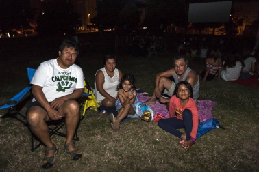 El Ayuntamiento de Villava ha organizado un ciclo de cine al aire libre para las noches de verano. La plaza de la Paz es el lugar escogido para el desarrollo de esta actividad, que se celebra los domingos a partir de las diez de la noche. Las próximas citas para los aficionados al séptimo arte serán con las películas: 'A cambio de nada' (21 de agosto) y 'Nire bizitzaren hondakinak' (28 de agosto).