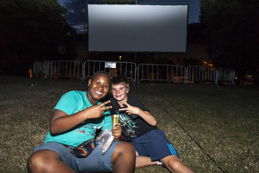 El Ayuntamiento de Villava ha organizado un ciclo de cine al aire libre para las noches de verano. La plaza de la Paz es el lugar escogido para el desarrollo de esta actividad, que se celebra los domingos a partir de las diez de la noche. Las próximas citas para los aficionados al séptimo arte serán con las películas: 'A cambio de nada' (21 de agosto) y 'Nire bizitzaren hondakinak' (28 de agosto).