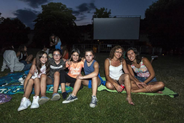 El Ayuntamiento de Villava ha organizado un ciclo de cine al aire libre para las noches de verano. La plaza de la Paz es el lugar escogido para el desarrollo de esta actividad, que se celebra los domingos a partir de las diez de la noche. Las próximas citas para los aficionados al séptimo arte serán con las películas: 'A cambio de nada' (21 de agosto) y 'Nire bizitzaren hondakinak' (28 de agosto).