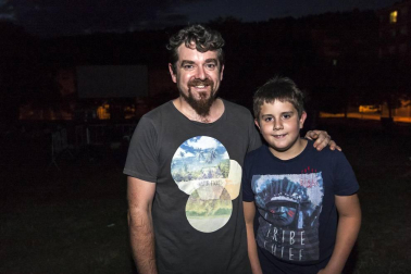 El Ayuntamiento de Villava ha organizado un ciclo de cine al aire libre para las noches de verano. La plaza de la Paz es el lugar escogido para el desarrollo de esta actividad, que se celebra los domingos a partir de las diez de la noche. Las próximas citas para los aficionados al séptimo arte serán con las películas: 'A cambio de nada' (21 de agosto) y 'Nire bizitzaren hondakinak' (28 de agosto).