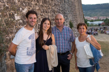 La danza vertical se ha convertido en una de las apuestas imprescindibles de la programación cultural de verano en las murallas de Pamplona. Este 2016, han sido tres las compañías que presentaron sus espectáculos en el baluarte de Guadalupe: Vertical Waves Project, The Opposite Hand y La Glo Zirko. Todas las sesiones contaron además con oferta gastronómica y música dj en directo.
