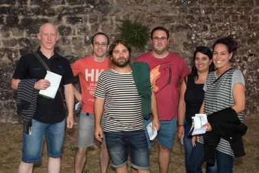 La danza vertical se ha convertido en una de las apuestas imprescindibles de la programación cultural de verano en las murallas de Pamplona. Este 2016, han sido tres las compañías que presentaron sus espectáculos en el baluarte de Guadalupe: Vertical Waves Project, The Opposite Hand y La Glo Zirko. Todas las sesiones contaron además con oferta gastronómica y música dj en directo.