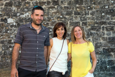 La danza vertical se ha convertido en una de las apuestas imprescindibles de la programación cultural de verano en las murallas de Pamplona. Este 2016, han sido tres las compañías que presentaron sus espectáculos en el baluarte de Guadalupe: Vertical Waves Project, The Opposite Hand y La Glo Zirko. Todas las sesiones contaron además con oferta gastronómica y música dj en directo.