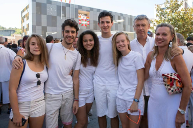 El domingo 14 de agosto los burladeses se reunían junto al Ayuntamiento para participar en el ritual de inicio de sus fiestas: un chupinazo acompañado por el buen tiempo que tuvo como protagonista al deportista Rubén Pascual. Las fiestas se prolongaron hasta el 19 de agosto y hoy, sábado 20, cierran con una programación extra que quiere hacer hincapié en la multiculturalidad de esta población.