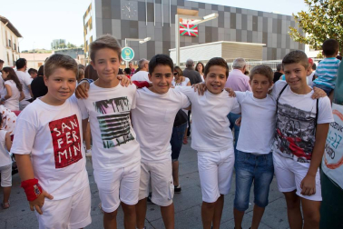 El domingo 14 de agosto los burladeses se reunían junto al Ayuntamiento para participar en el ritual de inicio de sus fiestas: un chupinazo acompañado por el buen tiempo que tuvo como protagonista al deportista Rubén Pascual. Las fiestas se prolongaron hasta el 19 de agosto y hoy, sábado 20, cierran con una programación extra que quiere hacer hincapié en la multiculturalidad de esta población.