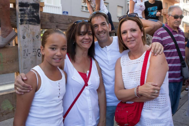 El domingo 14 de agosto los burladeses se reunían junto al Ayuntamiento para participar en el ritual de inicio de sus fiestas: un chupinazo acompañado por el buen tiempo que tuvo como protagonista al deportista Rubén Pascual. Las fiestas se prolongaron hasta el 19 de agosto y hoy, sábado 20, cierran con una programación extra que quiere hacer hincapié en la multiculturalidad de esta población.