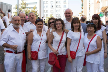 El domingo 14 de agosto los burladeses se reunían junto al Ayuntamiento para participar en el ritual de inicio de sus fiestas: un chupinazo acompañado por el buen tiempo que tuvo como protagonista al deportista Rubén Pascual. Las fiestas se prolongaron hasta el 19 de agosto y hoy, sábado 20, cierran con una programación extra que quiere hacer hincapié en la multiculturalidad de esta población.