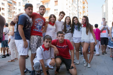 El domingo 14 de agosto los burladeses se reunían junto al Ayuntamiento para participar en el ritual de inicio de sus fiestas: un chupinazo acompañado por el buen tiempo que tuvo como protagonista al deportista Rubén Pascual. Las fiestas se prolongaron hasta el 19 de agosto y hoy, sábado 20, cierran con una programación extra que quiere hacer hincapié en la multiculturalidad de esta población.