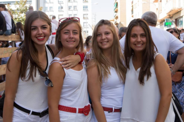 El domingo 14 de agosto los burladeses se reunían junto al Ayuntamiento para participar en el ritual de inicio de sus fiestas: un chupinazo acompañado por el buen tiempo que tuvo como protagonista al deportista Rubén Pascual. Las fiestas se prolongaron hasta el 19 de agosto y hoy, sábado 20, cierran con una programación extra que quiere hacer hincapié en la multiculturalidad de esta población.
