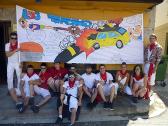 El sábado 13 de agosto, Aoiz puso en marcha una nueva edición de sus fiestas grandes, dedicadas a San Miguel. En el interior del Ayuntamiento, tres protagonistas de aniversario: dos colectivos culturales, Angiluerreka Elkartea y Bilaketa, que celebraban su 30 y 40 años de vida; y el restaurante Beti Jai, que con 75 velas recién sopladas se ha convertido en todo un símbolo de la localidad. Representantes de estas tres entidades fueron las encargadas de ir elevando al cielo de Aoiz los cohetes que anunciaron el inicio de los festejos a todos los agoizkos presentes en la plaza.