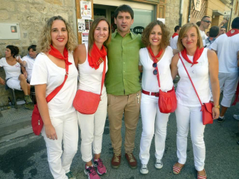 El sábado 13 de agosto, Aoiz puso en marcha una nueva edición de sus fiestas grandes, dedicadas a San Miguel. En el interior del Ayuntamiento, tres protagonistas de aniversario: dos colectivos culturales, Angiluerreka Elkartea y Bilaketa, que celebraban su 30 y 40 años de vida; y el restaurante Beti Jai, que con 75 velas recién sopladas se ha convertido en todo un símbolo de la localidad. Representantes de estas tres entidades fueron las encargadas de ir elevando al cielo de Aoiz los cohetes que anunciaron el inicio de los festejos a todos los agoizkos presentes en la plaza.