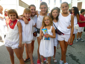 El sábado 13 de agosto, Aoiz puso en marcha una nueva edición de sus fiestas grandes, dedicadas a San Miguel. En el interior del Ayuntamiento, tres protagonistas de aniversario: dos colectivos culturales, Angiluerreka Elkartea y Bilaketa, que celebraban su 30 y 40 años de vida; y el restaurante Beti Jai, que con 75 velas recién sopladas se ha convertido en todo un símbolo de la localidad. Representantes de estas tres entidades fueron las encargadas de ir elevando al cielo de Aoiz los cohetes que anunciaron el inicio de los festejos a todos los agoizkos presentes en la plaza.