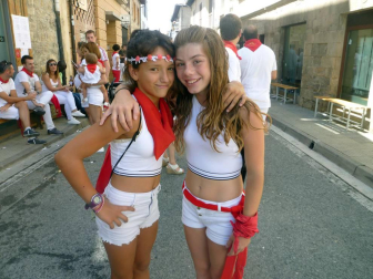 El sábado 13 de agosto, Aoiz puso en marcha una nueva edición de sus fiestas grandes, dedicadas a San Miguel. En el interior del Ayuntamiento, tres protagonistas de aniversario: dos colectivos culturales, Angiluerreka Elkartea y Bilaketa, que celebraban su 30 y 40 años de vida; y el restaurante Beti Jai, que con 75 velas recién sopladas se ha convertido en todo un símbolo de la localidad. Representantes de estas tres entidades fueron las encargadas de ir elevando al cielo de Aoiz los cohetes que anunciaron el inicio de los festejos a todos los agoizkos presentes en la plaza.