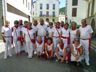 El sábado 13 de agosto, Aoiz puso en marcha una nueva edición de sus fiestas grandes, dedicadas a San Miguel. En el interior del Ayuntamiento, tres protagonistas de aniversario: dos colectivos culturales, Angiluerreka Elkartea y Bilaketa, que celebraban su 30 y 40 años de vida; y el restaurante Beti Jai, que con 75 velas recién sopladas se ha convertido en todo un símbolo de la localidad. Representantes de estas tres entidades fueron las encargadas de ir elevando al cielo de Aoiz los cohetes que anunciaron el inicio de los festejos a todos los agoizkos presentes en la plaza.