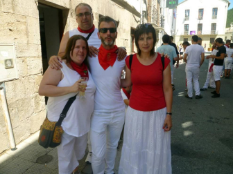 El sábado 13 de agosto, Aoiz puso en marcha una nueva edición de sus fiestas grandes, dedicadas a San Miguel. En el interior del Ayuntamiento, tres protagonistas de aniversario: dos colectivos culturales, Angiluerreka Elkartea y Bilaketa, que celebraban su 30 y 40 años de vida; y el restaurante Beti Jai, que con 75 velas recién sopladas se ha convertido en todo un símbolo de la localidad. Representantes de estas tres entidades fueron las encargadas de ir elevando al cielo de Aoiz los cohetes que anunciaron el inicio de los festejos a todos los agoizkos presentes en la plaza.