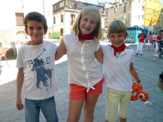 El sábado 13 de agosto, Aoiz puso en marcha una nueva edición de sus fiestas grandes, dedicadas a San Miguel. En el interior del Ayuntamiento, tres protagonistas de aniversario: dos colectivos culturales, Angiluerreka Elkartea y Bilaketa, que celebraban su 30 y 40 años de vida; y el restaurante Beti Jai, que con 75 velas recién sopladas se ha convertido en todo un símbolo de la localidad. Representantes de estas tres entidades fueron las encargadas de ir elevando al cielo de Aoiz los cohetes que anunciaron el inicio de los festejos a todos los agoizkos presentes en la plaza.