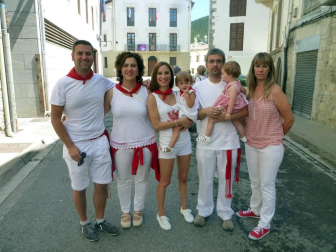 El sábado 13 de agosto, Aoiz puso en marcha una nueva edición de sus fiestas grandes, dedicadas a San Miguel. En el interior del Ayuntamiento, tres protagonistas de aniversario: dos colectivos culturales, Angiluerreka Elkartea y Bilaketa, que celebraban su 30 y 40 años de vida; y el restaurante Beti Jai, que con 75 velas recién sopladas se ha convertido en todo un símbolo de la localidad. Representantes de estas tres entidades fueron las encargadas de ir elevando al cielo de Aoiz los cohetes que anunciaron el inicio de los festejos a todos los agoizkos presentes en la plaza.