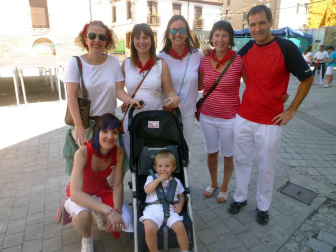 El sábado 13 de agosto, Aoiz puso en marcha una nueva edición de sus fiestas grandes, dedicadas a San Miguel. En el interior del Ayuntamiento, tres protagonistas de aniversario: dos colectivos culturales, Angiluerreka Elkartea y Bilaketa, que celebraban su 30 y 40 años de vida; y el restaurante Beti Jai, que con 75 velas recién sopladas se ha convertido en todo un símbolo de la localidad. Representantes de estas tres entidades fueron las encargadas de ir elevando al cielo de Aoiz los cohetes que anunciaron el inicio de los festejos a todos los agoizkos presentes en la plaza.