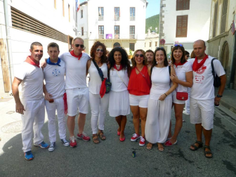 El sábado 13 de agosto, Aoiz puso en marcha una nueva edición de sus fiestas grandes, dedicadas a San Miguel. En el interior del Ayuntamiento, tres protagonistas de aniversario: dos colectivos culturales, Angiluerreka Elkartea y Bilaketa, que celebraban su 30 y 40 años de vida; y el restaurante Beti Jai, que con 75 velas recién sopladas se ha convertido en todo un símbolo de la localidad. Representantes de estas tres entidades fueron las encargadas de ir elevando al cielo de Aoiz los cohetes que anunciaron el inicio de los festejos a todos los agoizkos presentes en la plaza.