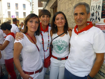 El sábado 13 de agosto, Aoiz puso en marcha una nueva edición de sus fiestas grandes, dedicadas a San Miguel. En el interior del Ayuntamiento, tres protagonistas de aniversario: dos colectivos culturales, Angiluerreka Elkartea y Bilaketa, que celebraban su 30 y 40 años de vida; y el restaurante Beti Jai, que con 75 velas recién sopladas se ha convertido en todo un símbolo de la localidad. Representantes de estas tres entidades fueron las encargadas de ir elevando al cielo de Aoiz los cohetes que anunciaron el inicio de los festejos a todos los agoizkos presentes en la plaza.