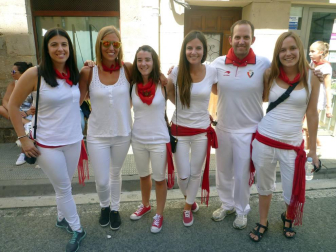 El sábado 13 de agosto, Aoiz puso en marcha una nueva edición de sus fiestas grandes, dedicadas a San Miguel. En el interior del Ayuntamiento, tres protagonistas de aniversario: dos colectivos culturales, Angiluerreka Elkartea y Bilaketa, que celebraban su 30 y 40 años de vida; y el restaurante Beti Jai, que con 75 velas recién sopladas se ha convertido en todo un símbolo de la localidad. Representantes de estas tres entidades fueron las encargadas de ir elevando al cielo de Aoiz los cohetes que anunciaron el inicio de los festejos a todos los agoizkos presentes en la plaza.