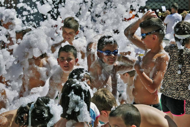 Noáin inicia sus fiestas entre danzas y espuma