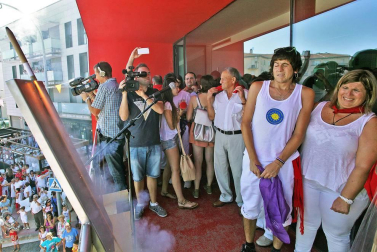 Noáin inicia sus fiestas entre danzas y espuma