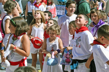Noáin inicia sus fiestas entre danzas y espuma
