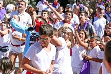 Noáin inicia sus fiestas entre danzas y espuma