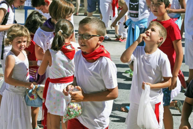 Noáin inicia sus fiestas entre danzas y espuma