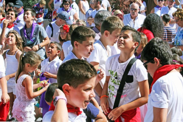 Noáin inicia sus fiestas entre danzas y espuma