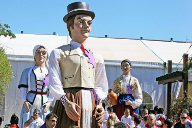 Noáin inicia sus fiestas entre danzas y espuma