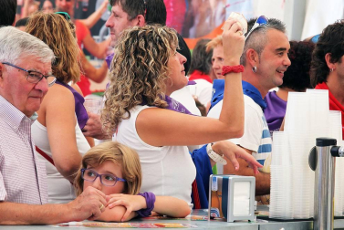 Noáin inicia sus fiestas entre danzas y espuma