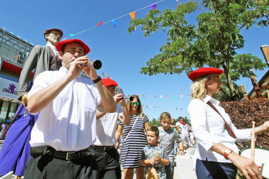 Noáin inicia sus fiestas entre danzas y espuma